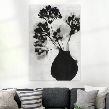 Stelen van wilde bloemen in een zwarte vaas van Chromatic Storm Studio
