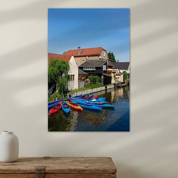 Tourisme dans le Brandebourg : paysage avec des cours d'eau, des maisons, des péniches, des kayaks et une zone boisée dans la région de la Spreewald, à Lübbenau et Lehde, dans le Brandebourg,