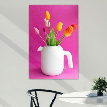 Bouilloire électrique avec motif de tulipes sur studio photoflash