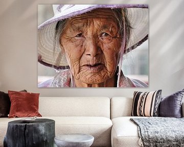 Oude dame in Lhasa, Tibet van Globe Trotter