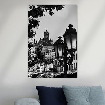 Le fort de Cochem en noir et blanc, avec un lampadaire au premier plan. Allemagne. Joli cadre.