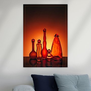 5 oranje vaasjes tegen een oranje achtergrond.
