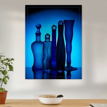 vijf blauwe  flessen c.q. vazen tegen blauwe achtergrond.