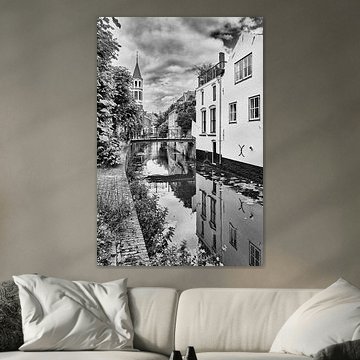Reflexionen an der Langegracht mit der Elleboogkerk in Amersfoort von eric van der eijk