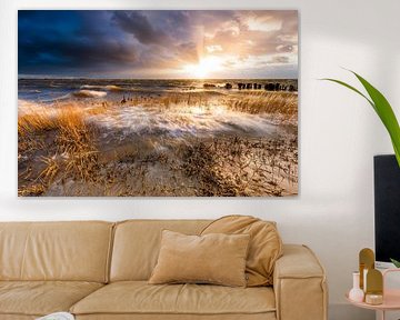 De zee neemt. van Ton Drijfhamer