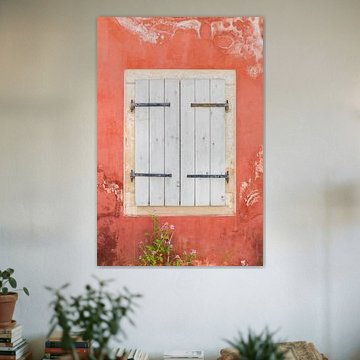 Weiße Fensterläden an einer toskanafarbenen Wand