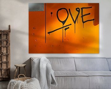Liefdevolle grafitti op oranje muur