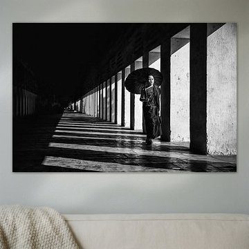 Jonge monnik in Baghan wandelt in gallerei van klooster. Wout Kok One2expose van Wout Kok