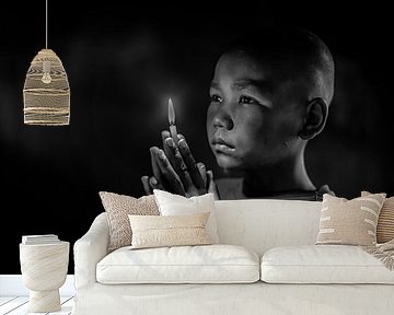 JONGE MONNIK MEDITEREND IN KLOOSTER IN BAGHAN. van Wout Kok