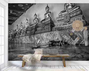 Een rustige en veilige plek in de Wat Pho tempel om onder het oog van  Budha te slapen van Wout Kok