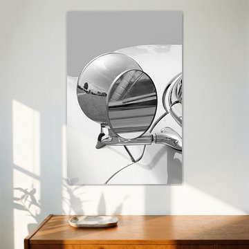Vintage-Design. Oldtimer-Spiegel mit Lampe in Schwarz-Weiß. von Alie Ekkelenkamp