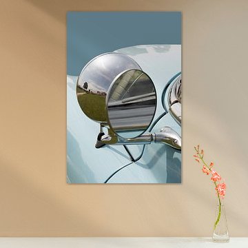 Design vintage. Rétroviseur de voiture ancienne avec lampe de couleur. sur Alie Ekkelenkamp