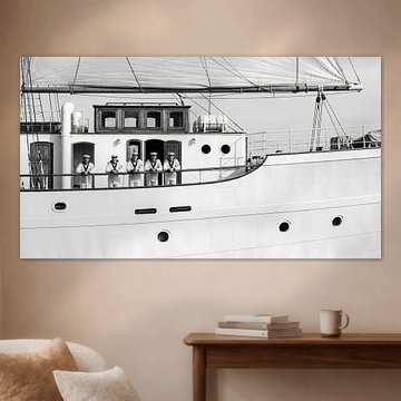 Marins à bord d'un navire blanc