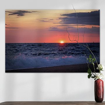 Strand mit Segelbooten in La Turballe, Bretagne, bei Sonnenuntergang, Frankreich