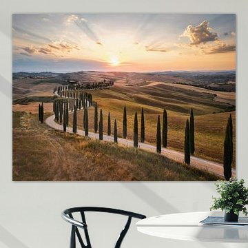 Val d'Orcia bei Sonnenuntergang | Toskanische Landschaftsfotografie mit Zypressen von Laura Dijkslag