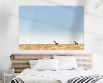 Leeg woestijnlandschap met tegen de horizon twee giraffen van Simone Janssen