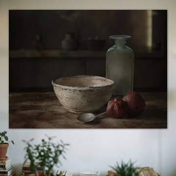 Stillleben mit einer Tonschale und einer alten Glasflasche von Affect Fotografie