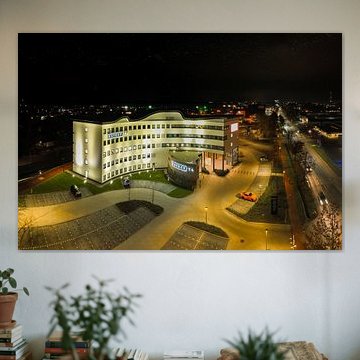 Nachtelijke, zakelijke drone kunst van Hengelo DSTRCT 74