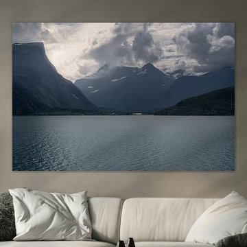 Stimmungsvoller Fotodruck vom Eresfjord mit Blick auf den Jamtetinden und den Nebba von Dylan Winter Visuals