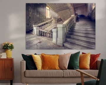 Ich präsentiere Ihnen … – verfallenes Treppenhaus, Italien. von Roman Robroek