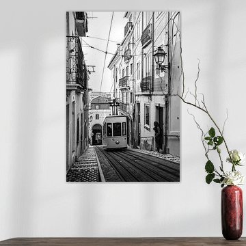 Tram in Lissabon van Rob Rollenberg