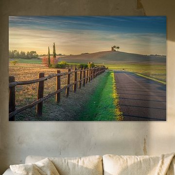 Landweg mit Holzzaun bei Sonnenuntergang in der Nähe von Bibbona, Toskana von Stefano Orazzini