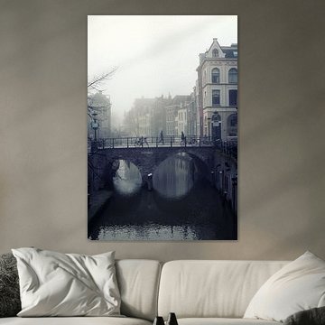 Straßenfotografie in Utrecht. Die Maartensbrug in Utrecht mit Fussgängern im Nebel