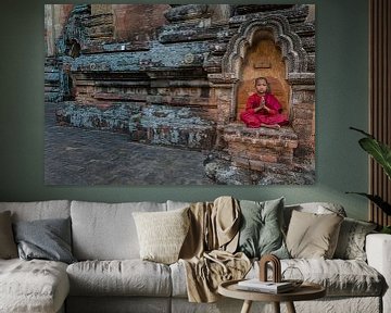 BAGHAN, MYANMAR, DECEMBER 12, 2015 -Jonge meditating monk in a monastery in budhistisch Baghan. by Wout Kok