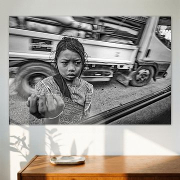 MANDELAY, MYANMAR, 13 DÉCEMBRE 2015 - Jeune mendiant à Mandelay. sur Wout Kok