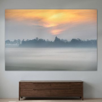 Sonnenaufgang mit Nebel über der Wiese von Erwin Pilon