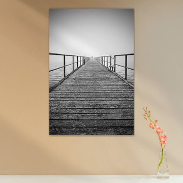 Die Seebrücke von Dranske im Nebel auf der Insel Rügen