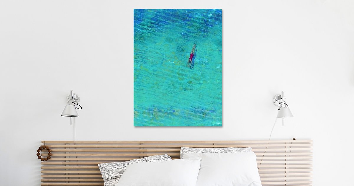 Frau in pinkfarbenem Badeanzug schwimmt im Meer von Karen Kaspar auf ArtFrame, Leinwand, Poster und mehr | Art Heroes