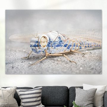 Delftblaue Libelle mit goldenen Linien – Van Gogh, Kintsugi und Flügel