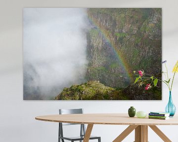 Regenboog in de bergen von Michel van Kooten