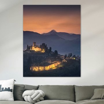 Het dorp Barga en de kathedraal bij zonsondergang, Garfagnana, Toscane, Italië van Stefano Orazzini
