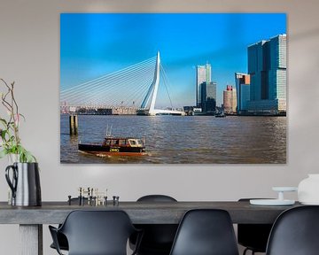 De taxiboot met de skyline van Rotterdam van Petra Brouwer