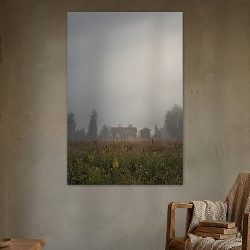 Brume matinale dans la nature sauvage suédoise - Tirage photo vertical représentant une cabane en rondins rouges dans le Värmland sur Dylan Winter Visuals