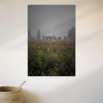 Ochtendmist in de Zweedse wildernis - Verticale fotoprint van een rode log cabin in Värmland van Dylan Winter Visuals