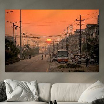 Wunderschöner Sonnenaufgang in einem Dorf in der Nähe des Chitwan-Nationalparks