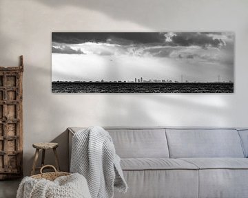 panorama skyline  Amsterdam over het meer