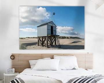 Maison noyée sur la plage de la mer du Nord de Terschelling sur Tonko Oosterink