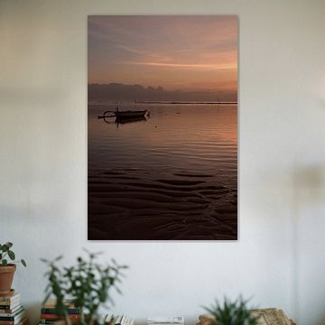 Bootje bij zonsopkomst op Bali 3 van Erik Buitenhuis