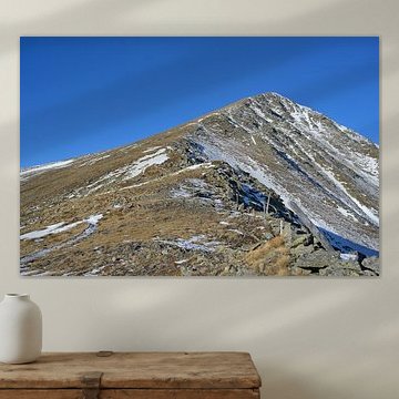 Ein Bergrücken, der unter klarem Himmel zum Gipfel Greim führt von Tomherkules