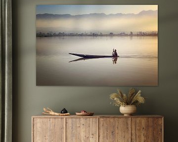 Visser op het stille Inle meer in Myanmar bij zonsopkomst van Eye on You