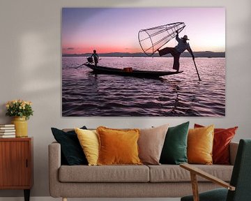 Silhouet van een visser op het Inle Lake in Myanmar von Eye on You