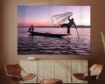 Silhouet van een visser op het Inle Lake in Myanmar van Eye on You