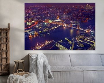 Luchtfoto van Londen met de Tower bridge in Engeland bij nacht van Eye on You