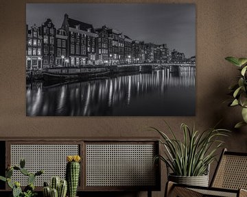 Singel in Amsterdam am Abend in schwarz-weiß - 1 von Tux Photography