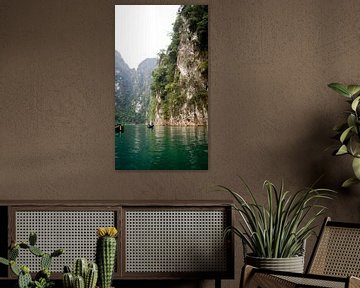 Rotsformaties op het water in Khao Sok by Raymond Gerritsen