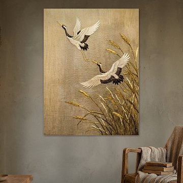 Traditionelle asiatische Kunst: Kraniche fliegen in Goldtönen über dem Schilf von Studio Pieternel